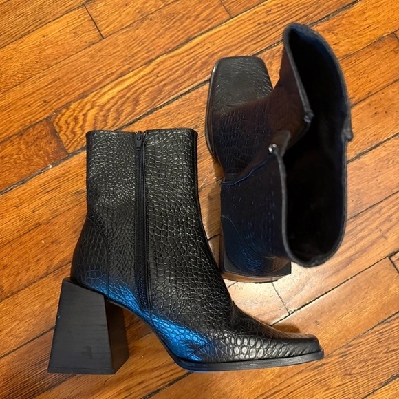 Shoes - Chic Black Textured Heeled Boots